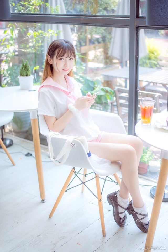 “先生上座。”默契达成，接下来的气氛，自然进入到一种友好的氛围之中。